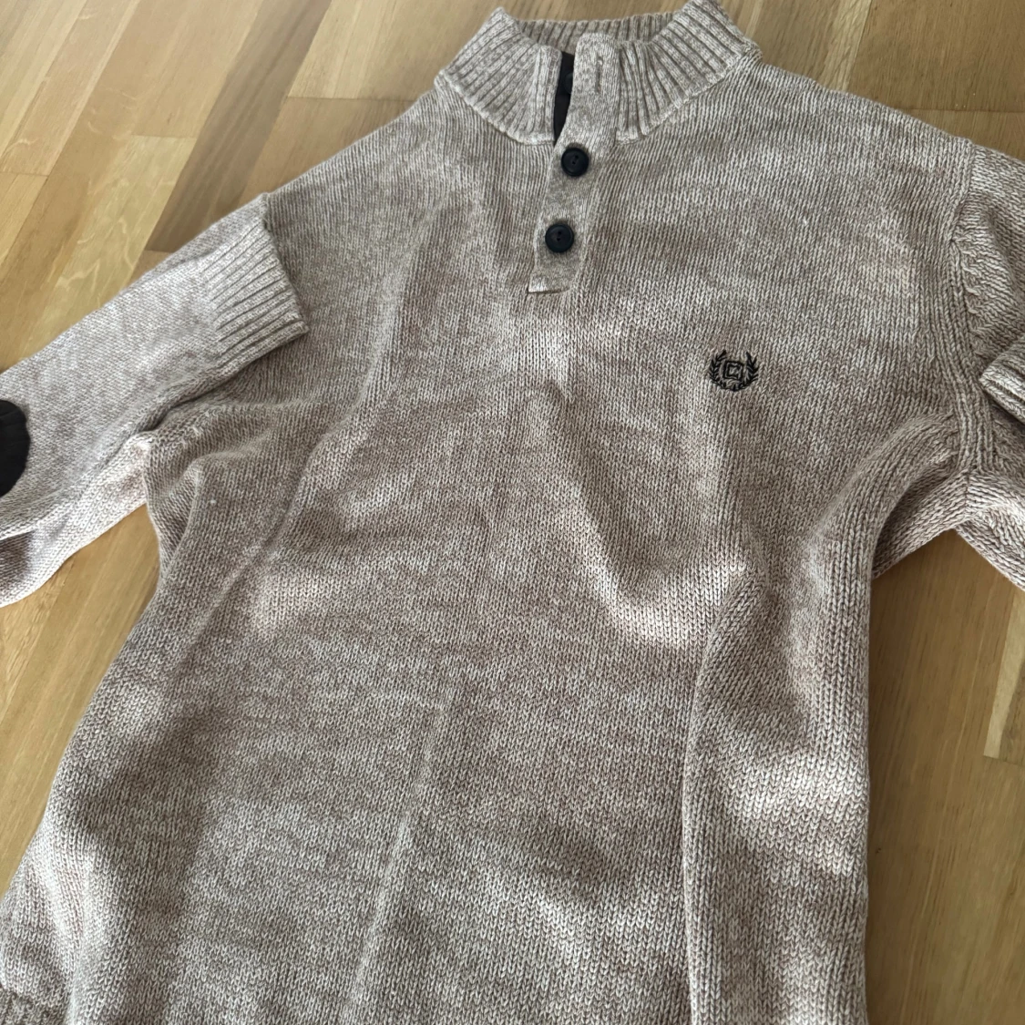 Beige stickad tröja från Chaps - 1