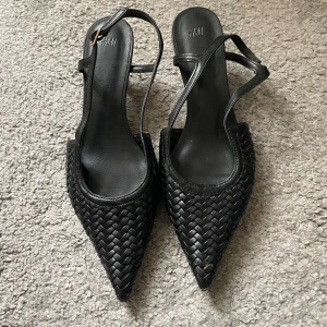 Svarta klackar - svarta bekväma klackar med låg klack, passar 38-39 perfekt