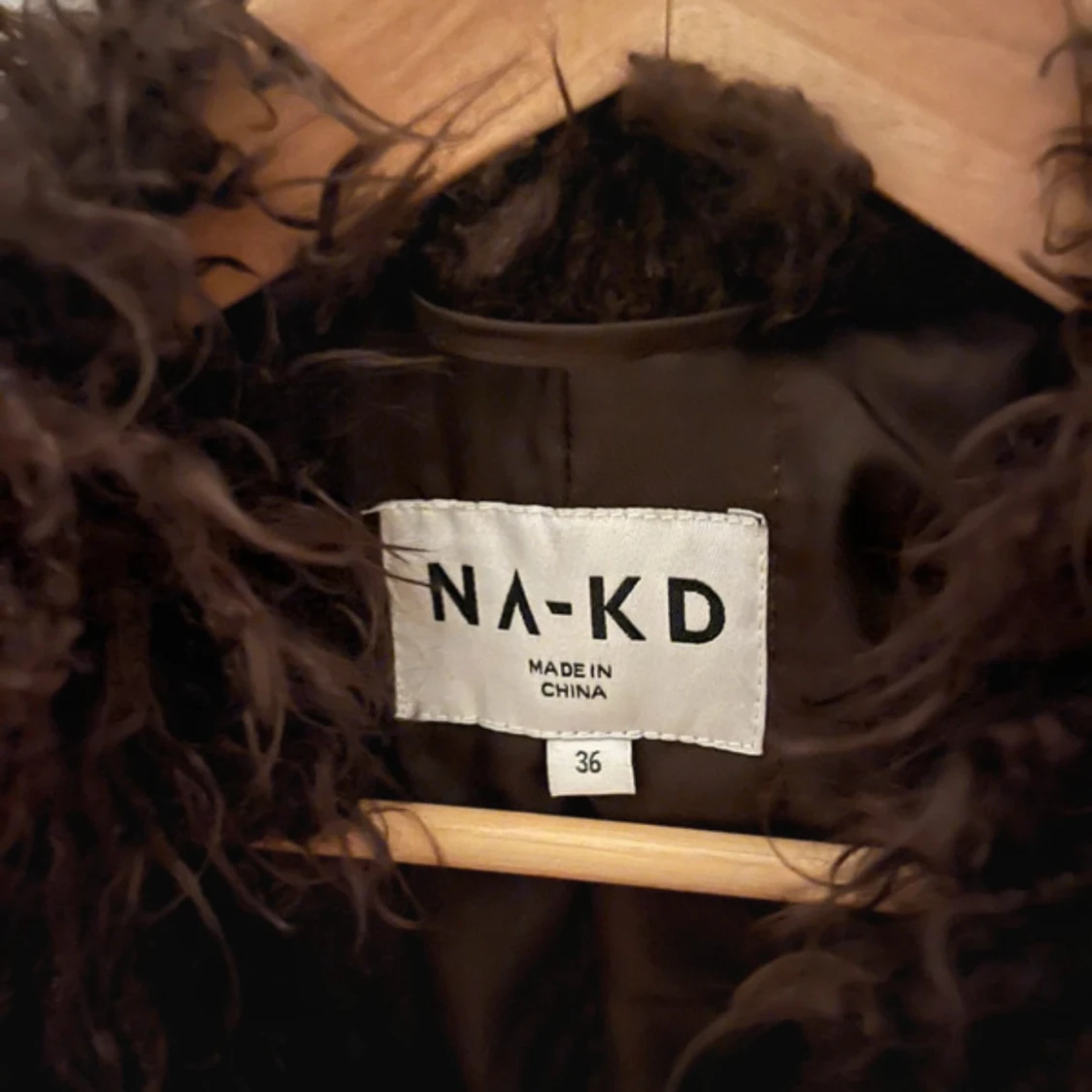 Brun pälsjacka från NA-KD med bälte - 4