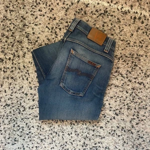 Nudie Grim Tim - Ett par feta jeans från Nudie I modell Grim Tim, skick 8/10, nypris 1600kr, mitt pris 499kr! Storlek 30/34, sitter lite kortare i längden. Skriv vid minsta fundering! 