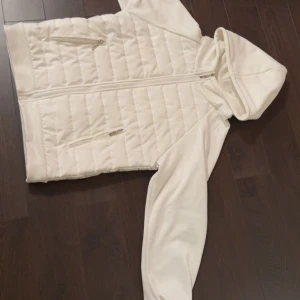 Vit Cardigan  - En stilren vit cardigan perfekt nu till hösten en lite missfärgning på armarna och en lite fläkt som syns på sista bilden dom går att tvätta bort utan problem.