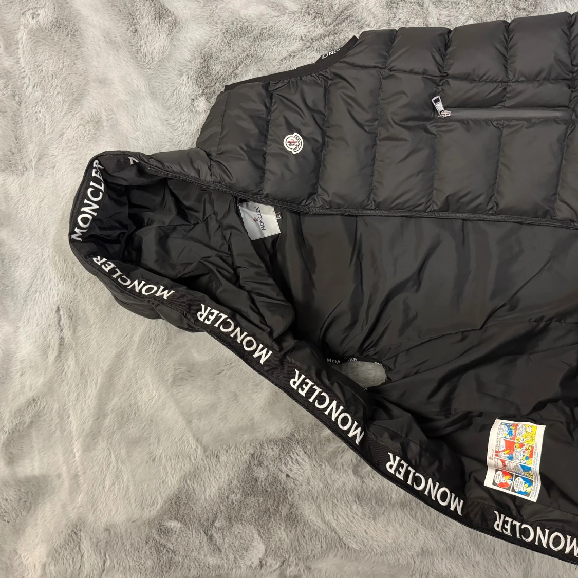 Svart dunväst från Moncler med huva - 1