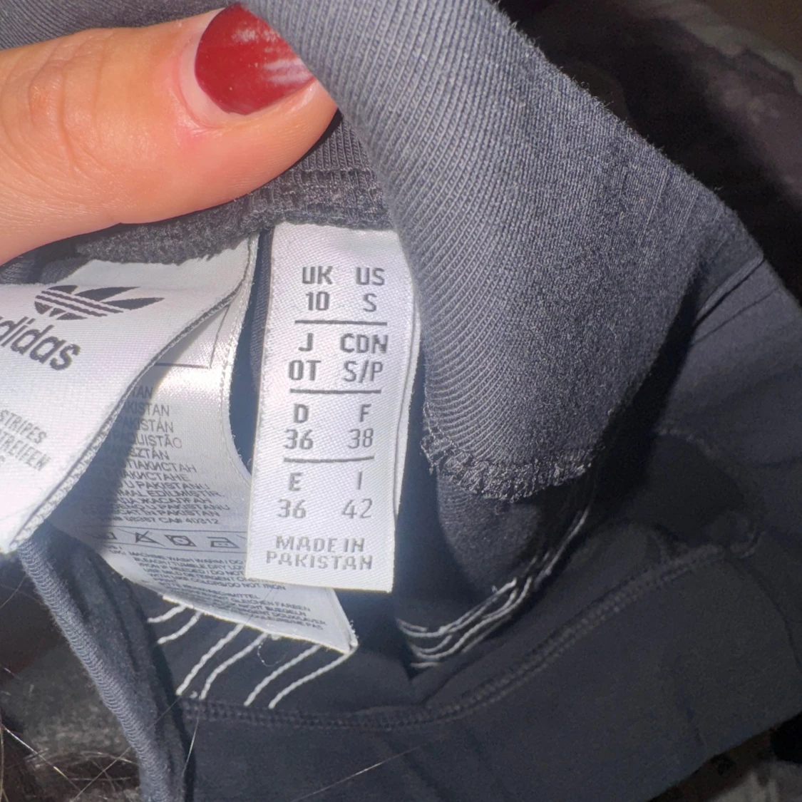 Svarta Adidas mjukisbyxor med vita ränder - 1