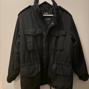 Aspesi field jacka  - Svart fieldjacka från Aspesi i storlek M och superbra skick!