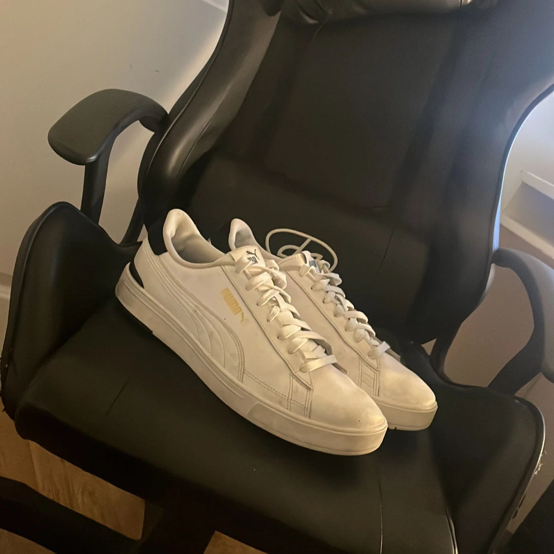 Vita Puma sneakers med svarta detaljer