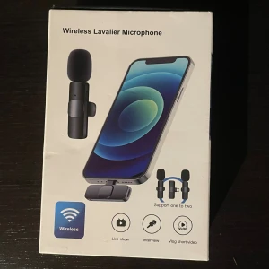 Wireless Lavalier Microphone (Type-C, Dual Set) - Trådlös lavaliermikrofon med Type-C mottagare, perfekt för live, intervjuer och vloggar. Plug & play, 20m räckvidd, hög känslighet och tydligt ljud. Stöd för två mikrofoner samtidigt. Oanvänd och levereras komplett i originalförpackning. Säljer då jag skulle köpt för Lightning men upptäckte det för sent.
