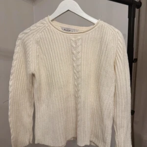 stickad tröja  - Säljer en jätte snygg stickad tröja med snyggt flätmönster framtill som inte har några tecken på användning, den är långärmad och mjuk i materialet😊