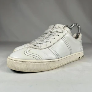 Valentino Flycrews vita - Snygga Valentino Flycrews i vitt och är i bra skick. Alla spikar kvar och säljs för 1399kr, storlek 37,5. Priset kan diskuteras.