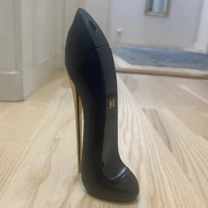 Good Girl Eau de Parfum från Carolina Herrera - Säljer min Good Girl från Carolina Herrera (Eau de Parfum, 50 ml). Den är använd max två gånger, så flaskan är i princip helt full – se bilder.  Doften är sensuell, elegant och feminin, med noter av jasmin, tonkaböna och kakao. En riktig klassiker som passar både till vardags och fest, men den är tyvärr inte helt i min smak.  Parfymen är äkta och köpt i butik. Originalkartong medföljer. Perfekt för dig som vill ha en lyxig doft till ett bättre pris! 