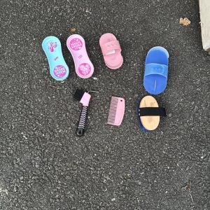 Magic Brush hästborstset setter är bara andvänt på käpphästar - Komplett Magic Brush hästborstset med två originalborstar (soft & simply bright), hovkrats, mankam och fler borstar. Färgglada, slitstarka och i gott begagnat skick. Perfekt för daglig hästvård. Mindre tecken på användning, men fullt funktionella.