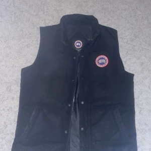 Canada goose - Säljer denna fina väst från canada goose. Riktigt skön och passar nästan till allt, perfekt nu till hösten! Bra skick! D bara att skriva !