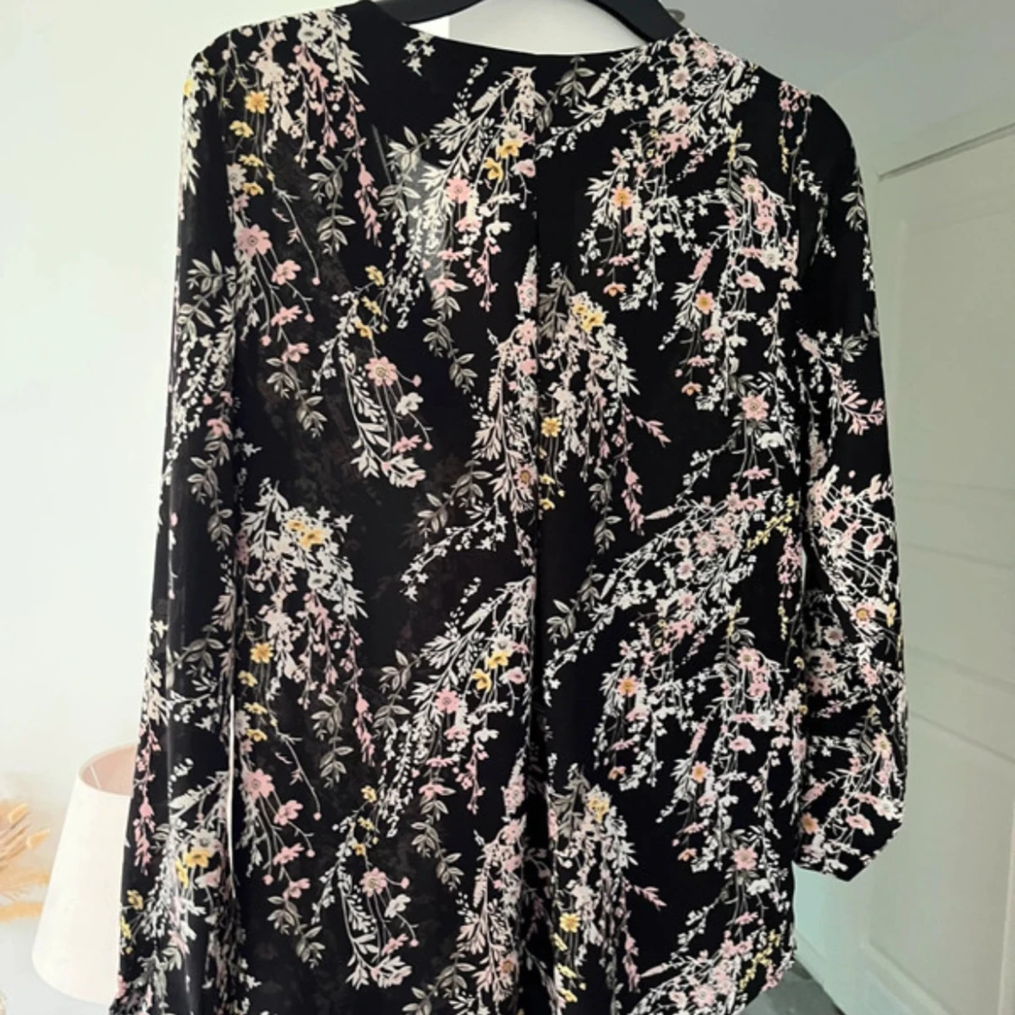 Svart blommig kortklänning från Cubus - 2