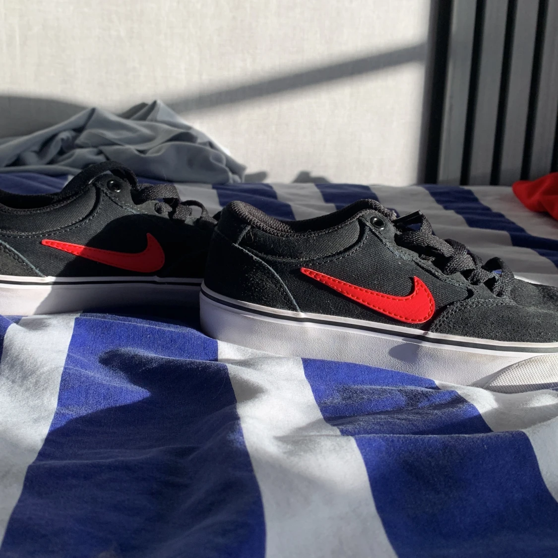 Svarta Nike sneakers med röd swoosh - 1