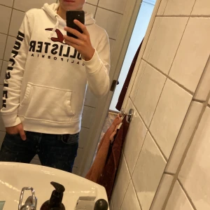 Vit hoodie från Hollister med tryck - Snygg hollister hoodie i toppskick. Tveka inte på att höra av dig 