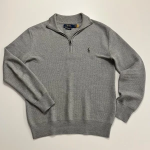 Grå half zip tröja från Polo Ralph Lauren - Snygg grå half zip tröja från Polo Ralph Lauren i mjuk pima bomull. Perfekt för lager-på-lager och chill stil. köpt på zalando för 2500 mitt pris 680. passar dig som är mellan 165-170
