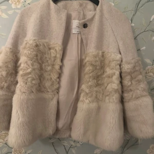 Beige pälsjacka från Mango XS - Så fin pälsjacka från Mango. Storlek XS🍁