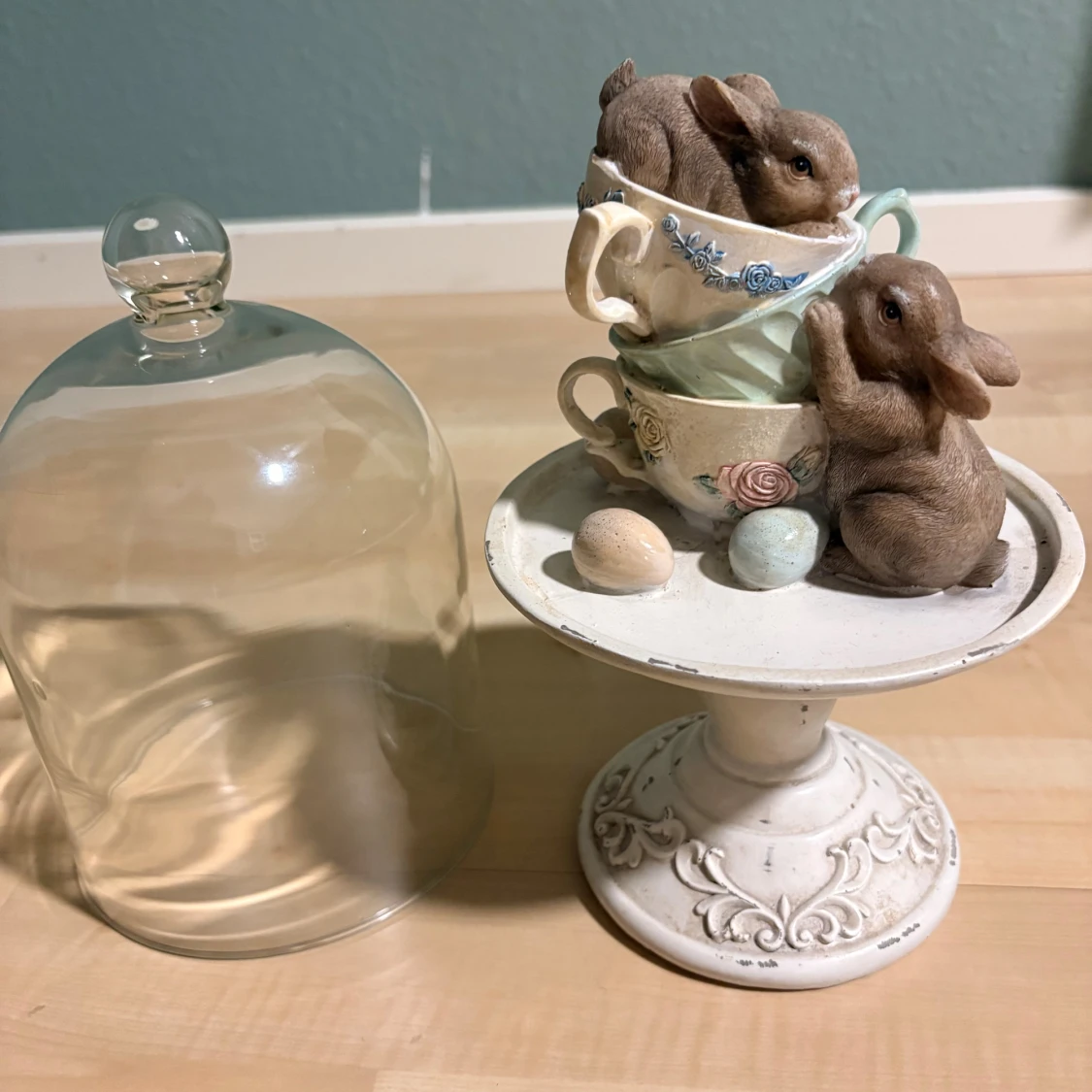Dekorativ glasmonter med kaniner och tekoppar - 2