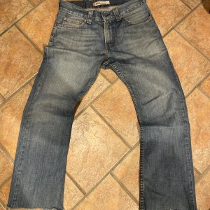Vintage Levi's 506s - Säljer ett par vintage Levi's 506 Standard jeans i blå tvätt med snygga slitningar och raka ben. Strl 30/30