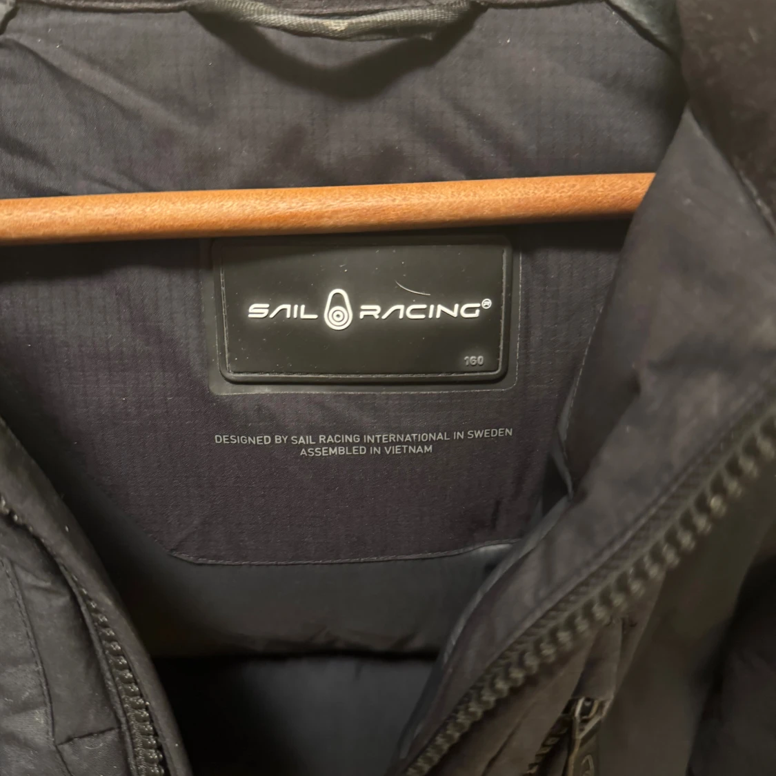 Svart dunjacka Sail Racing med huva - 3
