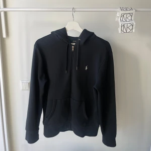 Ralph Lauren zip - Säljer en snygg stilren Ralph Lauren zip i helt okej storlek skulle säga 7/10 men inga stora defekter som fläck osv, tröjan är storlek S och modellen är runt 174 och väger cirka 50-60kg, NK KVITTO FINNSSS 
