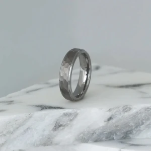 Caesius Ring - ✔ Material: Tungsten ✔ Bredd: 6mm ✔ Yta: Hamrad & borstad ✔ Insida: Polerad för maximal komfort ✔ Egenskaper: Svårslagen reptålighet.      OBS!!‼️‼️BETALNING SKER VIA ENVICTUS HEMSIDA !!🤩