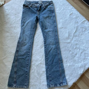 Blå bootcut jeans  - Snygga blå bootcut jeans storlek 34. 