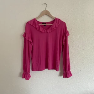 Pink blouse with ruffles - Measurements: — Shirt length: 50 cm — Sleeve length: 59 cm