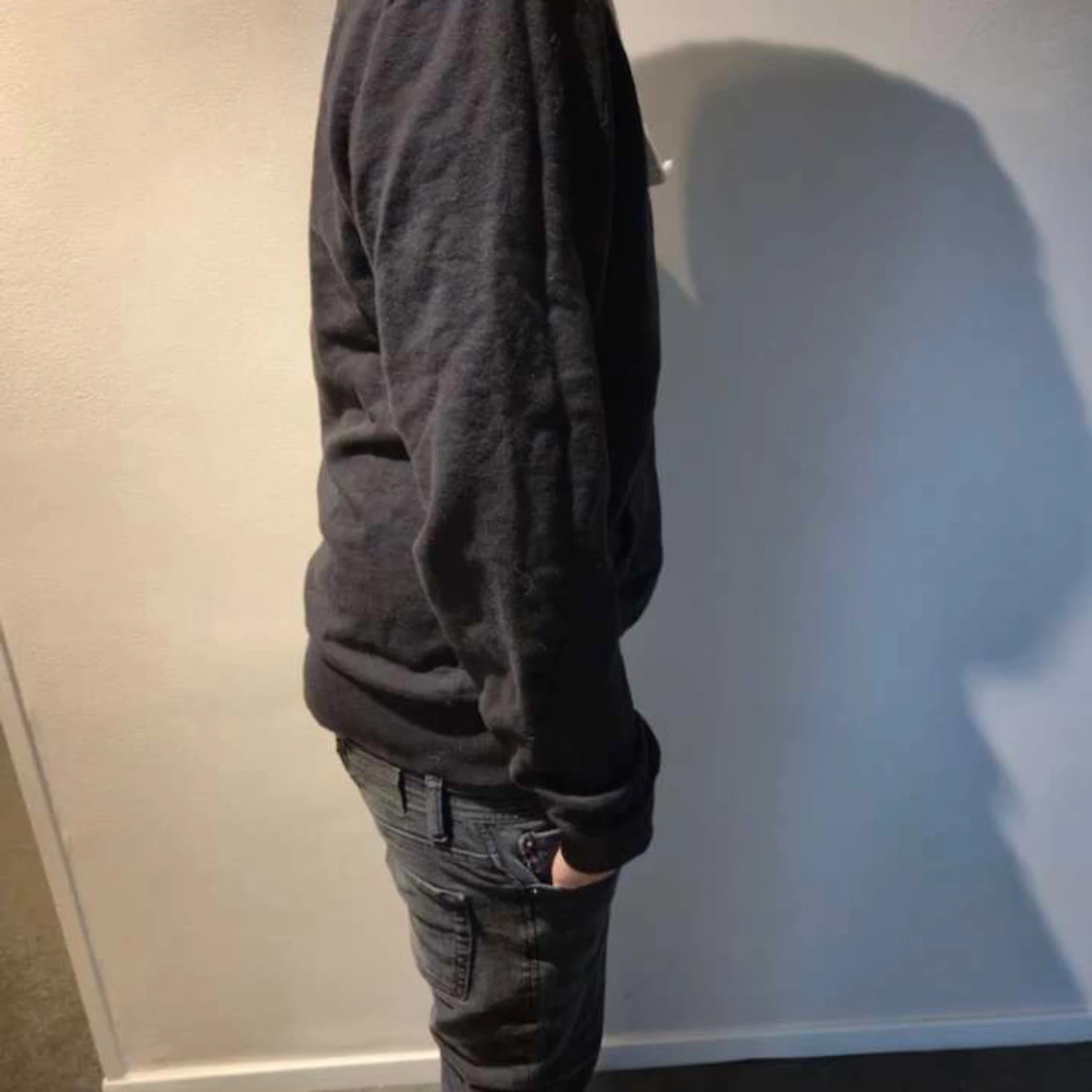 Svart hoodie med vita snören - 2