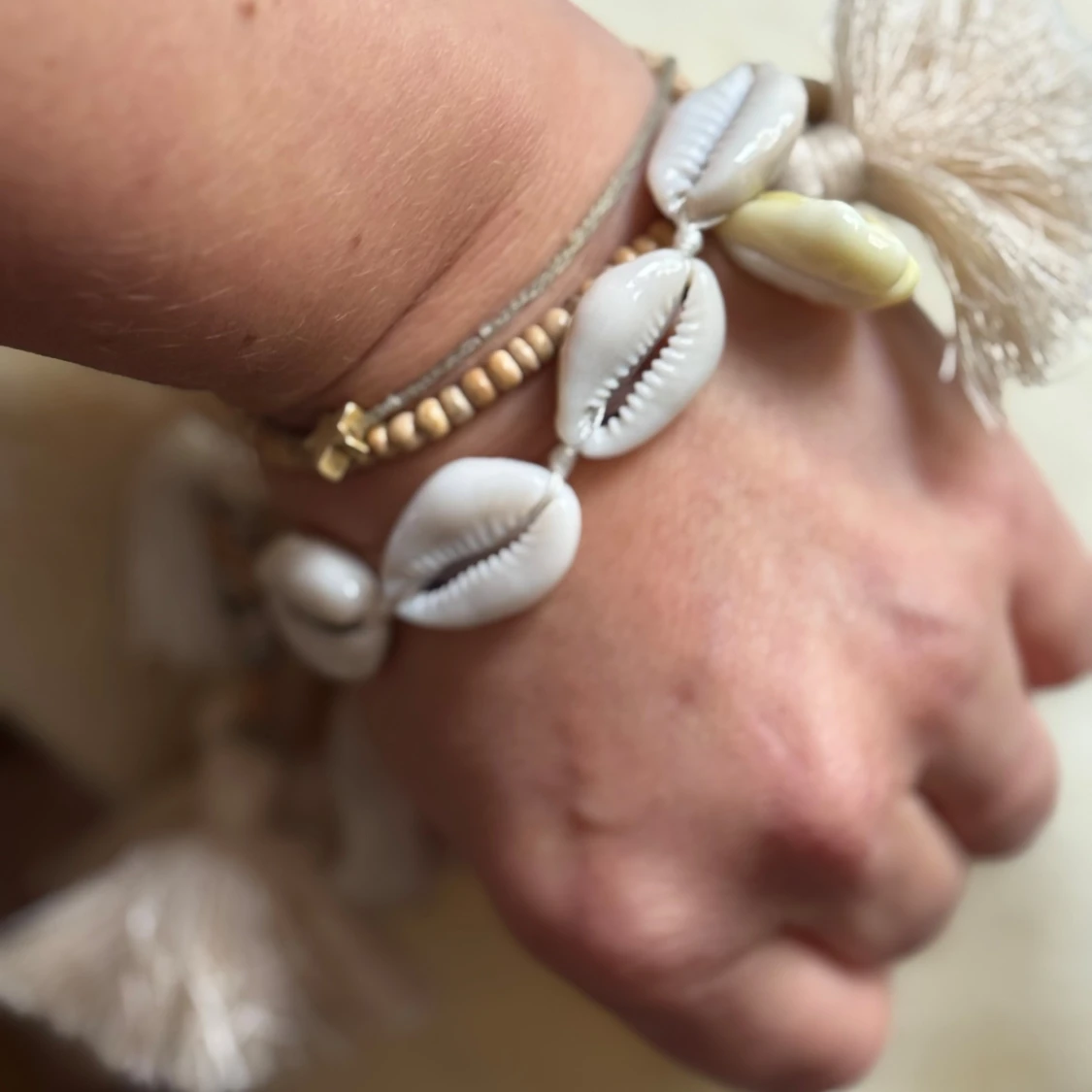 2 Armband med snäckor och tofsar - 1