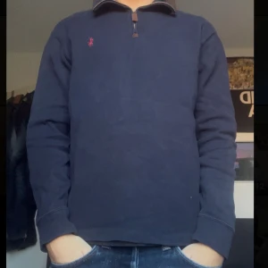 Marinblå half zip tröja från Ralph Lauren - Rikigt snygg polo Ralph lauren half zip. Säljer då den inte kommer till användning. Den är i ett mycket bra skick. Hör av er vid frågor mvh Didrik