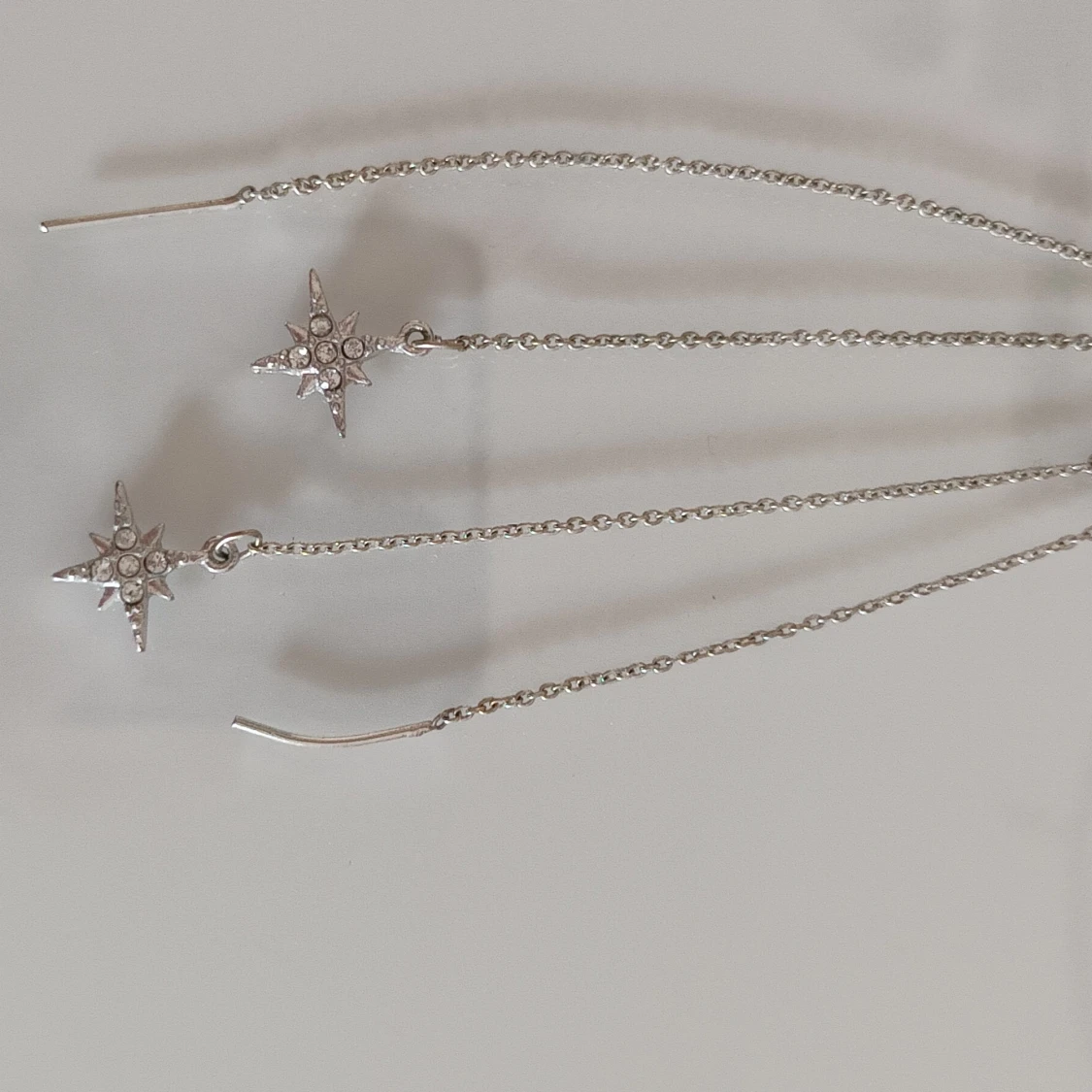 Silvriga örhängen med stjärnhänge