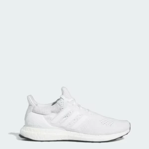 Vita Adidas Ultraboost sneakers - Säljer ett par helvita Adidas Ultraboost sneakers med stickad ovandel och klassisk Boost-sula. Skorna har snörning och en sportig, modern look som passar perfekt till streetwear. Materialet är syntet och mesh för extra komfort. Har använts 1 gång endast och det var i gymmet. För små 