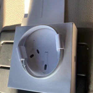AirPods (3rd generation) with MagSafe Charging Case - Säljer ett par Apple AirPods (3rd gen) med MagSafe-laddningsetui. Helt nya i oöppnad förpackning, komplett med originaltillbehör. Perfekt för trådlös musik och samtal med hög ljudkvalitet. Passar alla Apple-enheter. Inga synliga defekter eller slitage.