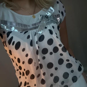 Vintage topp - Söt prickig topp med rosett 🤍🖤  Står ingen storlek men passar mig som vanligtvis har storlek s
