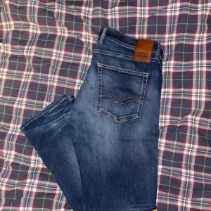 Replay jeans 2st - Säljer två par replay hyperflex anbass slim fit jeans som är köpta på NK, båda är i bra skick. Storlek 36/30 på båda, så de sitter ganska ”baggy”.