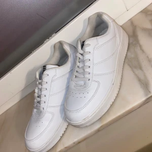 Vita sneakers  - Fräscha helvita sneakers från Din Sko i storlek 36. Aldrig använda!!                                                                           Kan mötas upp med dom (inom Sthlm)