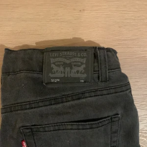 Levis 512or - Säljer nu ett par svarta Levis jeans med lite gråa nyanser. Säljer för att de inte kommer till användning och har växt ur de. Passar bra till en stilren outfit. Pris kan diskuteras vid snabb affär 🚚♻️