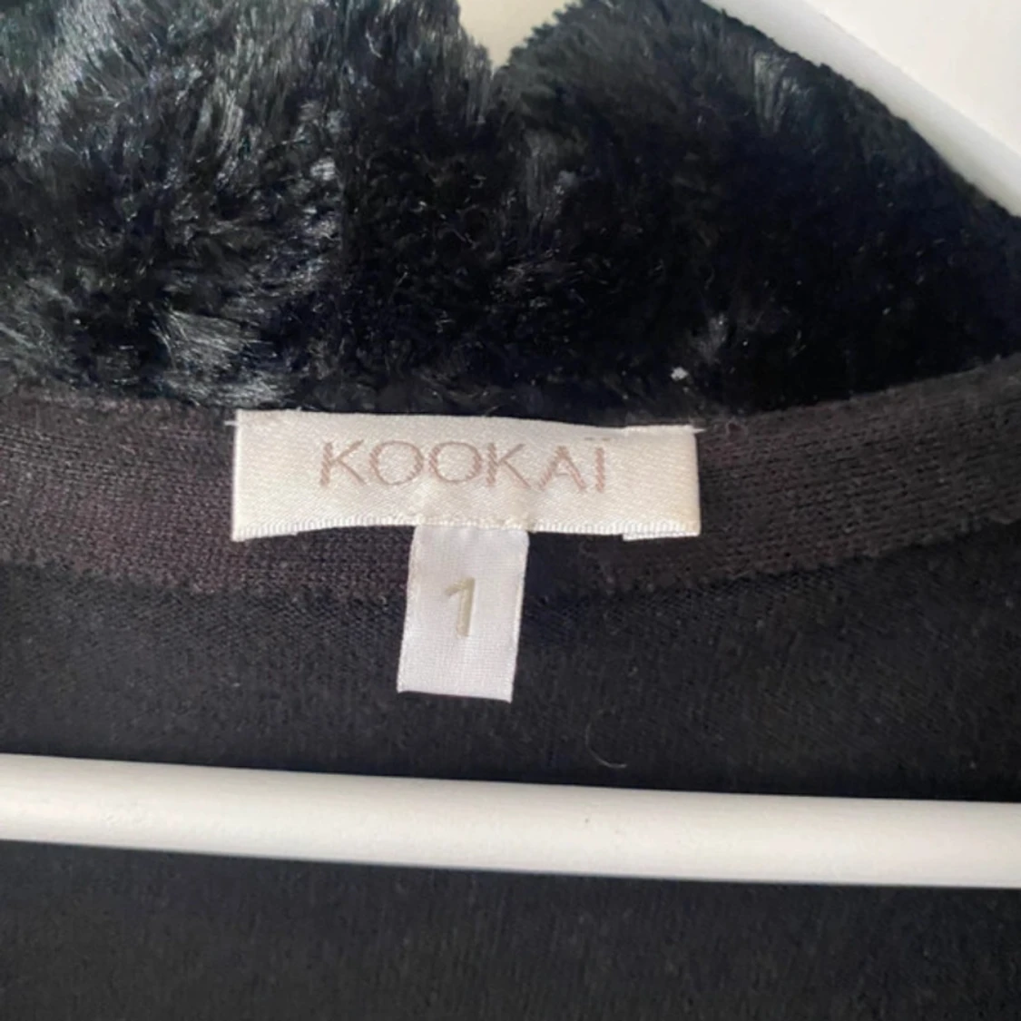 Svart kofta med fuskpäls - 1