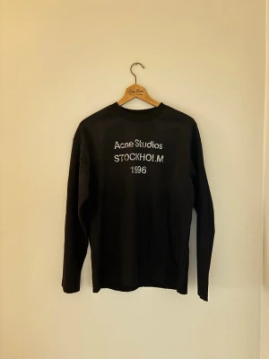 Acne Studios 1996 Stockholm Long Sleeve - Hej! Säljer denna long sleeve från Acne som har använts sparsamt utan defekter eller dylikt. Säljs till det billiga priset då jag ej har kvittot eftersom det var en present. Ifall några funderingar skulle uppstå var inte rädd att höra av er!