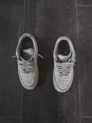 Air Force 1  - Säljer dessa skor för de inte passar längre , som ni ser är de i ett använd skick och lite slitna inuti och under, därför väljer jag ett bra pris för dem. 