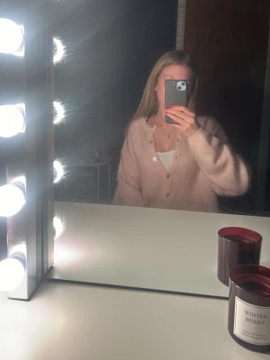 Ljusrosa fluffig kofta med knappar - Ljusrosa kofta me knappar från Ginatricot i storlek XS