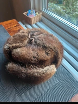 Brun pälsmössa - Fin Brun pälsmössa i äkta päls med öronlappar