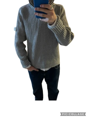 Quarter-zip från Northbrook - Halloj! Säljer denna riktigt stiliga Cardigan från Northbrook. Den är använd men har riktigt fint skick. För referens är personen på bilden 181cm. Tveka inte att komma med frågor eller prisförslag!✌️  Mått: Längd:64cm Bredd:50,5cm      #Bluza #Hoodie #Mikina #Honorac #Cu #Gluga #Vintage #Retro #Baggy #Wide #Szerokie #Rękawy #Oversize #Boxy #Fit #Lużne #0 #Luźnym #Kroju #Z #Nadrukiem #Streetwear #Street #Drip #Drill #Cyber #Y2k #Loose #Gorpcore #Travis #Scott #OG #Rap #Hip #Hop #Swag #Cardigan