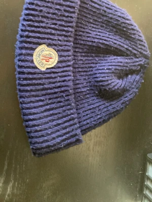 Moncler mössa - Mörkblå moncler mössa