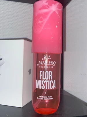 Sol de Janeiro Flor Mistica - Flor Mistica från Sol de Janeiro bjuder på en fräsch och blommig vibe med inslag av kokosvatten, apelsinblom, gardenia, flamingoblomma, vit ros, palmblad och mysk. Perfekt för dig som vill sticka ut med en unik och ungdomlig doft. Använd en gång så typ allt kvar.