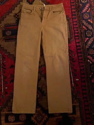 Weekday, Beiga raka chinos - Perfekta för en chill och stilren look, passar till både sneakers och boots. Materialet känns slitstarkt och bekvämt.