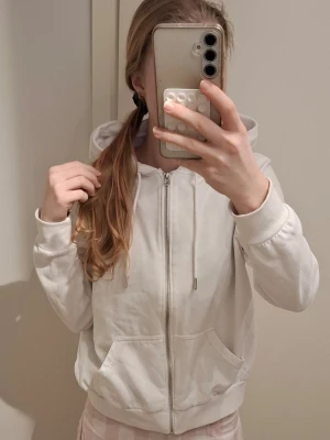 Hoodie - En vit zip-up hoodie från H&M in storlek S