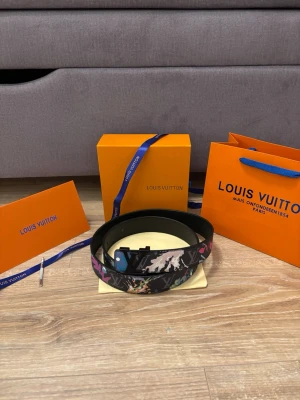 Louis V bälte - Säljer en helt ny svart Louis V bälte med färgglatt mönster. Finns fler spännande artiklar på profilen!! 