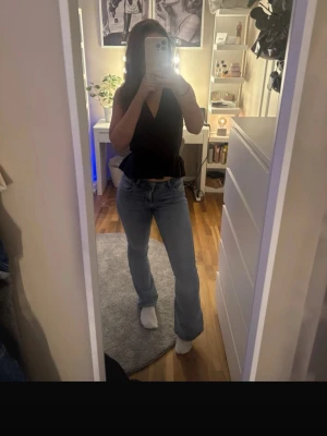 Ljusblå bootcut jeans - Säljer ett par ljusblå jeans med bootcut-snitt och klassisk femficksdesign. Jeansen har normal passform och är tillverkade i mjukt denim-material. De har midwaist och raka ben med lätt utsvängning nedtill. Perfekta för dig som gillar en chill och tidlös stil.