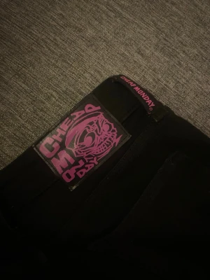 Svarta flare jeans från Cheap Monday - Säljer ett par svarta jeans från Cheap Monday med flare-modell. Ganska ny jag köpte dem typ 2 veckor sen men säljer dom pga den är lite stor på mig. Inga defekter, jeansen ser lite smutsiga ut i bilderna men efter tvetten är dom helt rena💗